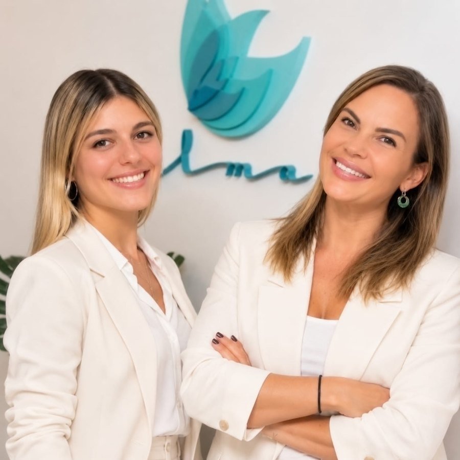 Lic. Sol Nania y Lic. Alejandra Rivera, equipo de Alma Nutrición, junto al logo de Alma
